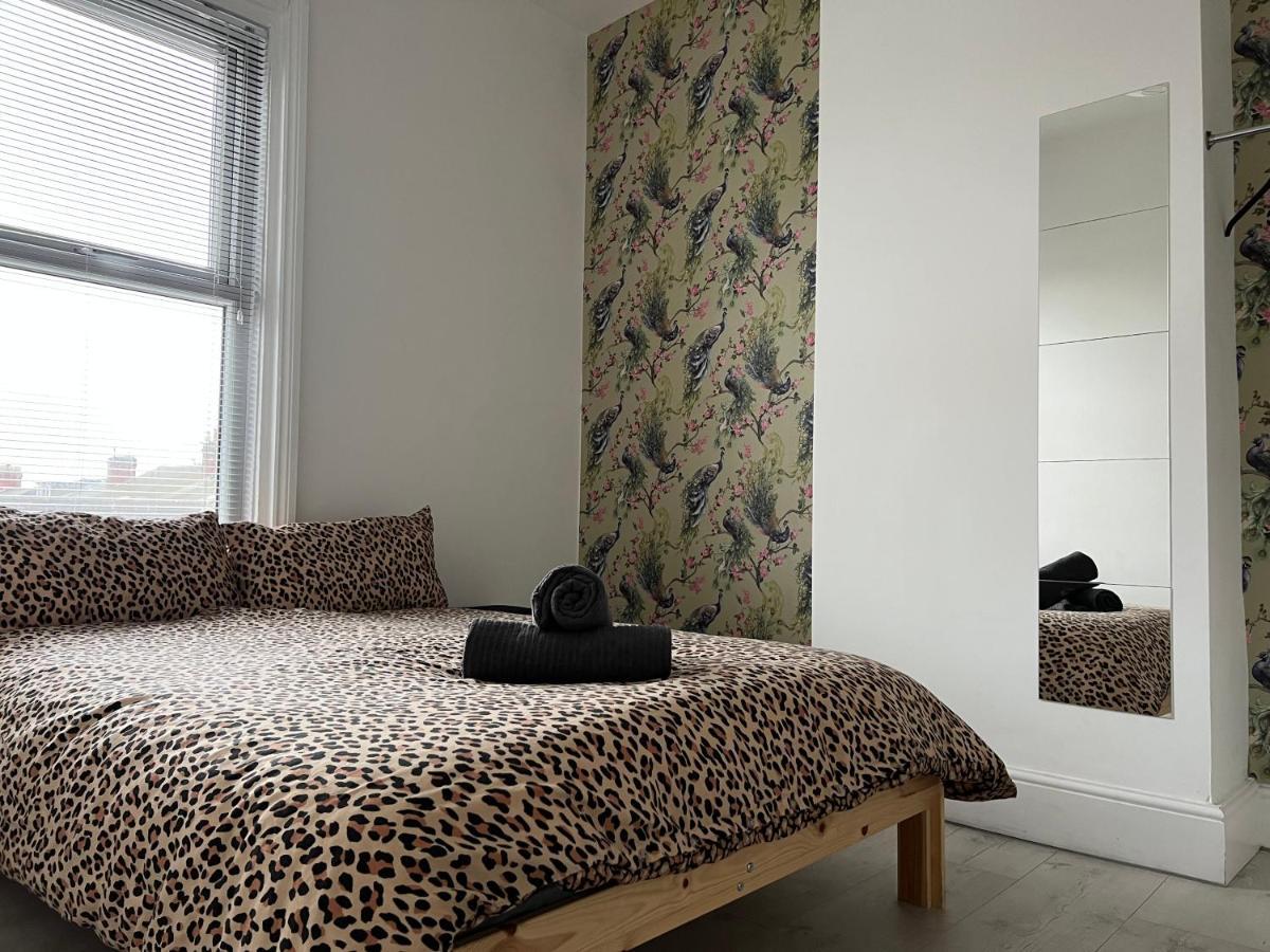 Safari Apartment, Free Parking, 10Min Walk To Blackpool Tower, Sleeps 12 Exterior photo
