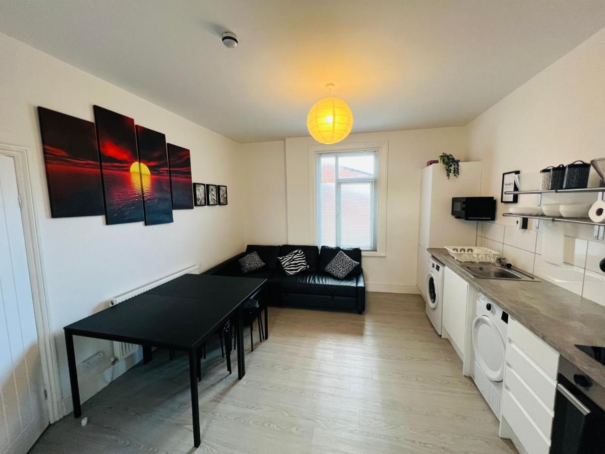 Safari Apartment, Free Parking, 10Min Walk To Blackpool Tower, Sleeps 12 Exterior photo